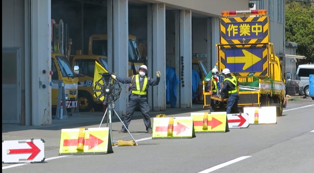 高速道路　規制訓練　黄旗　警備員　標識車　回転等　コスモサークル　土嚢　作業中　LED矢印版　赤白旗　保護具　警笛　モール